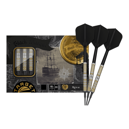 Target Japan Black Marque Reyn GEN2 Soft Darts - 17.5g Das Bild zeigt das Produkt "Target Japan Black Marque Reyn GEN2 Softdarts - 17,5g" mit drei eleganten, schwarz-goldenen Softdarts vor der Verpackung. Auf der Verpackung ist zudem ein Schiff sowie eine goldene Münze abgebildet.