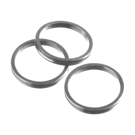 110291_Target_Titanium_Pro_Grip_Shaftringe_1 Das Bild zeigt drei silberne Ringe, die als Target Titanium Pro Grip Shaftringe bekannt sind. Sie werden verwendet, um Dart-Flights sicher am Schaft zu halten.