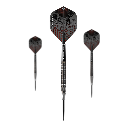 Mission Makara M2 steel darts - 23g Das Bild zeigt drei Steeldarts des Produkts "Mission Makara M2 - 23g". Die Darts haben schwarze Flights mit einem roten Muster und einem silber-schwarzen Barrel.
