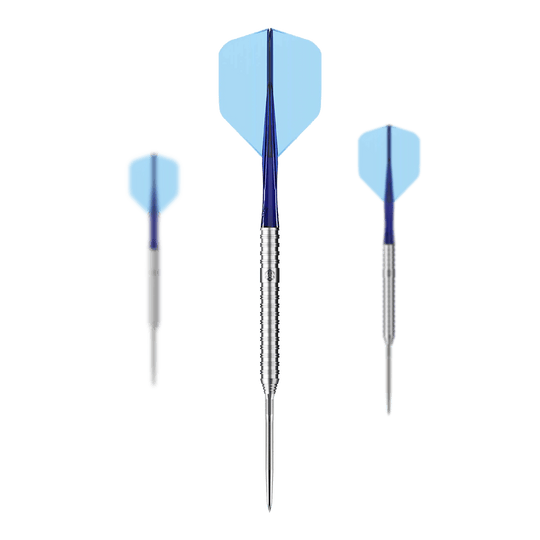 Caliburn Forge F3 steel darts - 22g Das Bild zeigt drei Caliburn Forge F3 Steeldarts mit einem Gewicht von 22g. Die Darts haben blaue Flights und silberne, gerillte Spitzen.