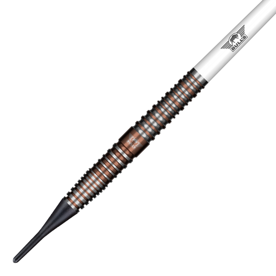 Bulls NL Max Hopp E5 soft darts - 20g Auf dem Bild sieht man die Bulls NL Max Hopp E5 Softdarts mit einem Gewicht von 20 Gramm. Diese Softdarts sind für Präzision und gutes Handling bekannt.