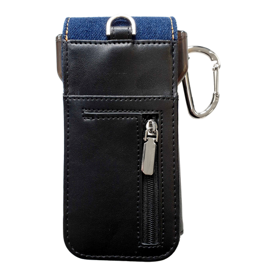 Cameo Acento Denim Dart Case Das Bild zeigt ein elegantes Dart-Etui aus schwarzem Leder mit einem Reißverschlussfach. Am oberen Rand befindet sich ein Karabinerhaken und ein Einsatz aus dunkelblauem Denim-Stoff.