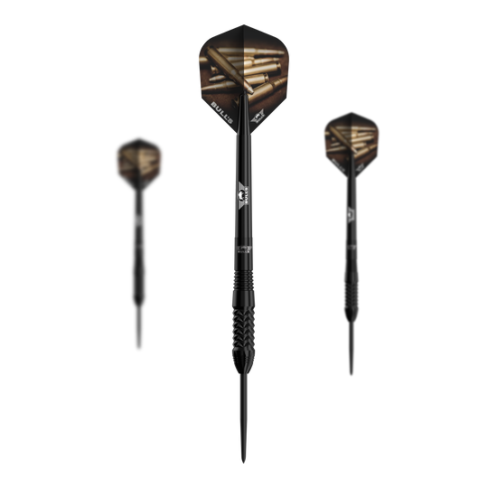 Bulls NL Caliber Black steel darts Das Bild zeigt drei schwarze Steeldarts des Modells "Bulls NL Caliber". Die Flights der Darts haben ein Muster mit Patronenhülsen und das Design ist insgesamt modern und sportlich.