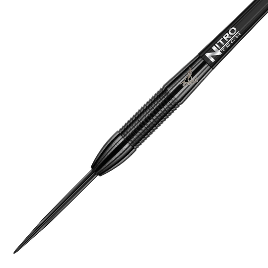 RD1383-RedDragon-Peter-Wright-Snakebite-3-Black-Player-Darts-2 Das Bild zeigt einen schwarzen Steeldart der Marke Red Dragon, Modell Peter Wright Snakebite 3. Auf dem Schaft steht "Nitro Tech" und das Design wirkt hochwertig und präzise verarbeitet.