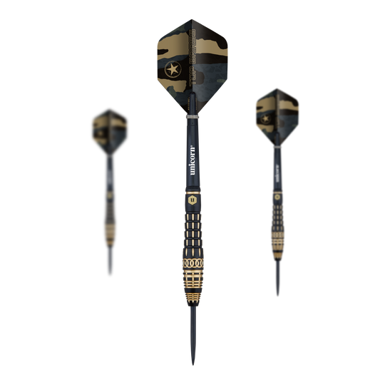 Unicorn Top Brass V4 Steeldarts - 20g Das Bild zeigt den Dartpfeil „Unicorn Top Brass V4 Steeldarts - 20g“. Der Pfeil hat eine schwarze und goldene Farbe sowie ein Tarnmuster auf dem Flight.