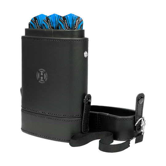 HRT-16396_Harrows_Prima_Dartcase_Black_3 Die Abbildung zeigt das Produkt "Harrows Prima Dartcase" in schwarzem Design. In der Tasche befinden sich mehrere Darts mit blauen Flights.