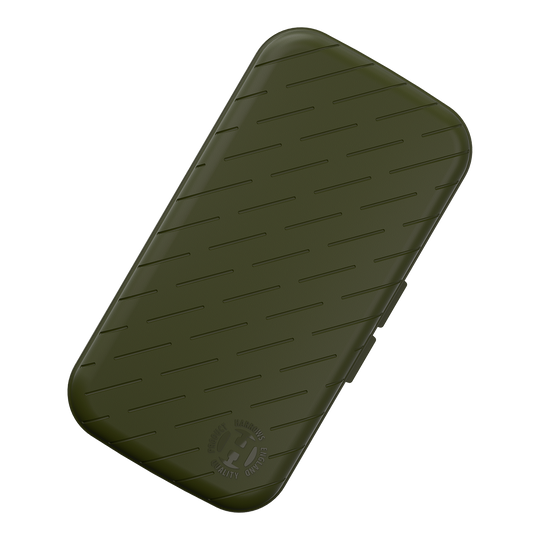 Harrows Slimcase Dart Case Das Bild zeigt ein schlankes, grünes Etui mit leicht abgeschrägten Kanten und schrägen Linien als Muster. In der unteren Ecke befindet sich ein rundes Logo mit der Aufschrift "HARROWS ORIGINAL QUALITY PRODUCT".