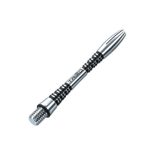 Das Bild zeigt einen Winmau Triad Aluminium Schaft in Schwarz. Der Schaft hat ein modernes, geriffeltes Design und ist aus Metall gefertigt.