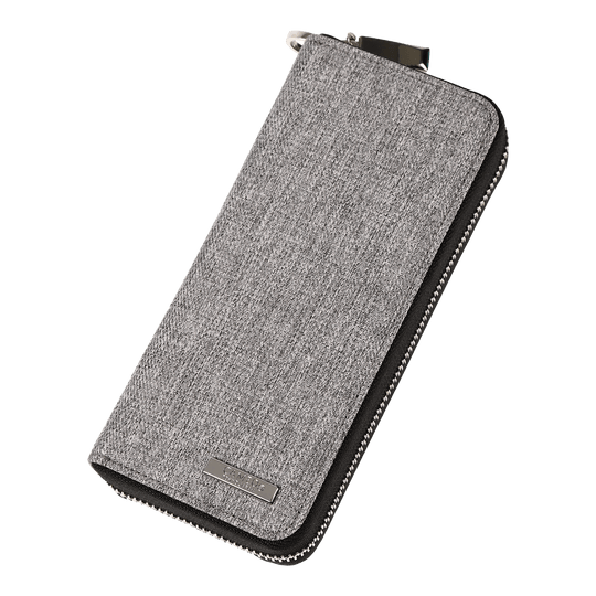 Das Bild zeigt ein graues Etui mit Reißverschluss. Das Etui hat eine strukturierte Oberfläche und ein kleines Metallschild auf der Vorderseite.