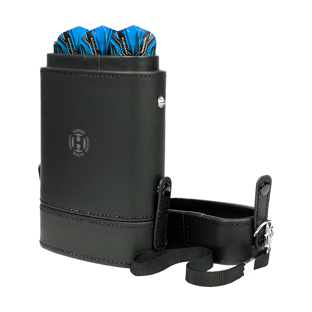 HRT-16396_Harrows_Prima_Dartcase_Black_3 Die Abbildung zeigt das Produkt "Harrows Prima Dartcase" in schwarzem Design. In der Tasche befinden sich mehrere Darts mit blauen Flights.